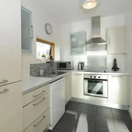 Bright 2bd Flat With Private Balcony - Dublín