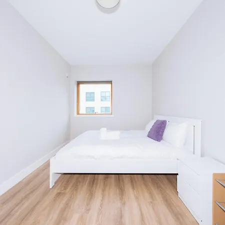 Bright 2bd Flat With Private Balcony -