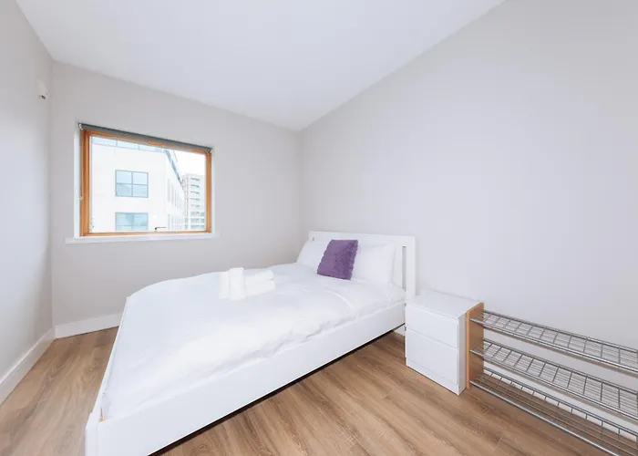 Daire Bright 2bd Flat With Private Balcony -