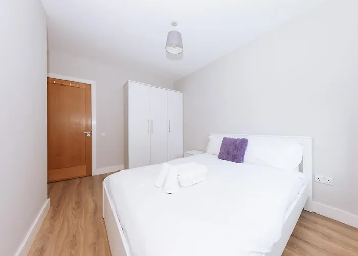 Bright 2bd Flat With Private Balcony - Lägenhet *