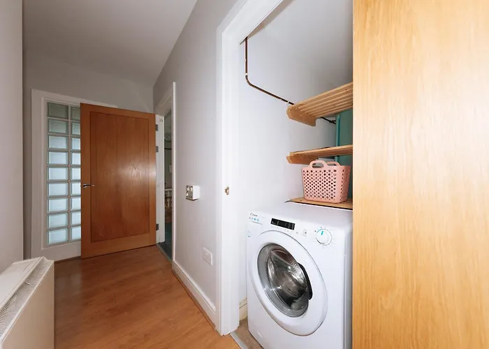 Bright 2bd Flat With Private Balcony -