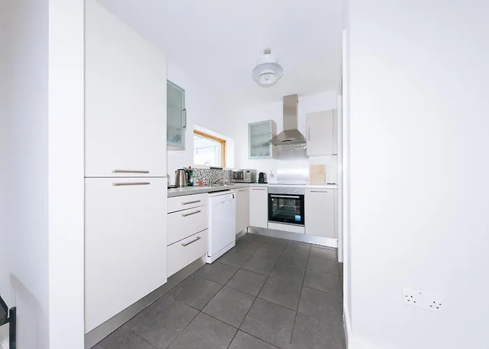 Daire Bright 2bd Flat With Private Balcony -