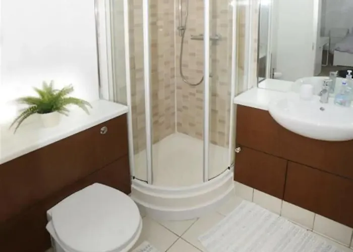 Bright 2bd Flat With Private Balcony - Lägenhet