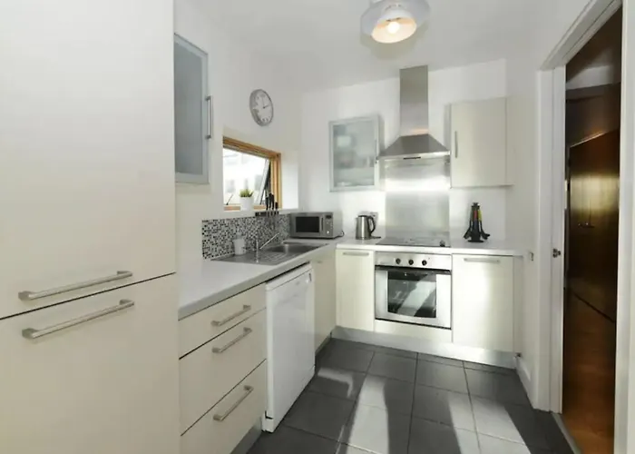 Daire Bright 2bd Flat With Private Balcony -