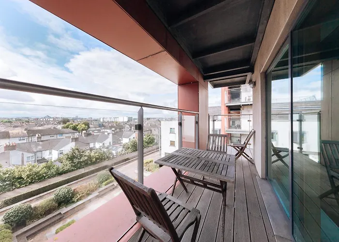 Bright 2bd Flat With Private Balcony - *