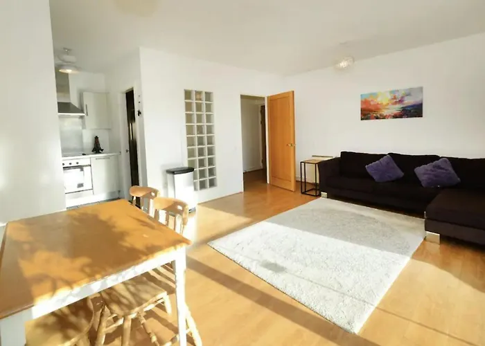 Daire Bright 2bd Flat With Private Balcony -