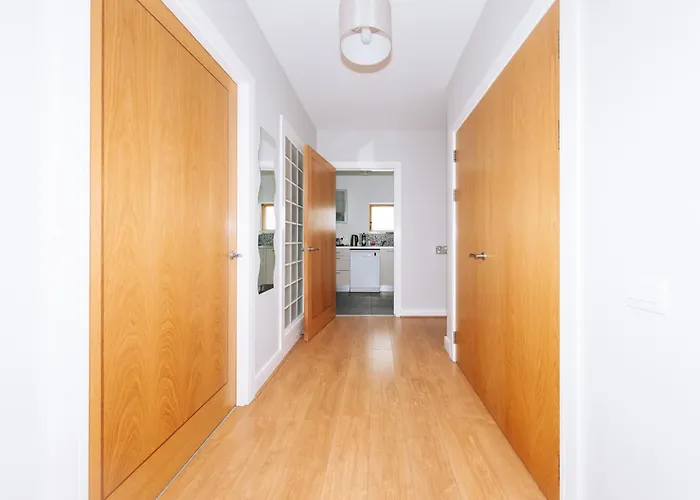 Bright 2bd Flat With Private Balcony - Lägenhet *