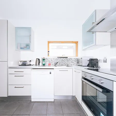 Bright 2bd Flat With Private Balcony - Daire