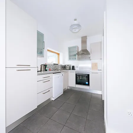 Daire Bright 2bd Flat With Private Balcony -