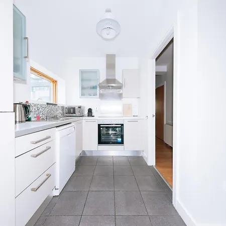 Bright 2bd Flat With Private Balcony - Daire Dublin