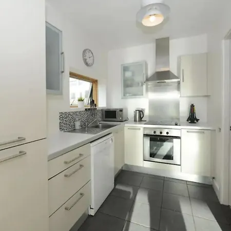 Daire Bright 2bd Flat With Private Balcony -