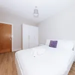 Bright 2bd Flat With Private Balcony - Apartment *