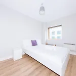 Bright 2bd Flat With Private Balcony - Apartment Dublin