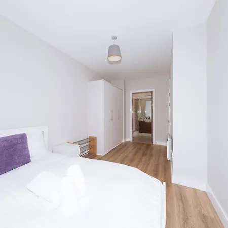 Bright 2bd Flat With Private Balcony - Apartment *