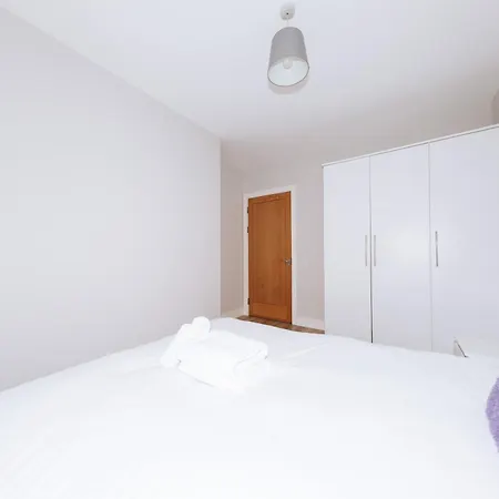 Bright 2bd Flat With Private Balcony - Apartment Dublin