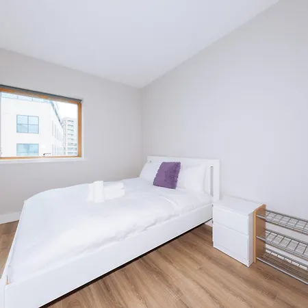 Apartment Bright 2bd Flat With Private Balcony -