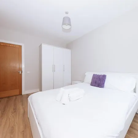 Bright 2bd Flat With Private Balcony - Apartment *