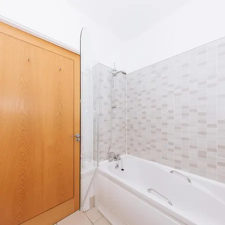 Apartment Bright 2bd Flat With Private Balcony - Dublin