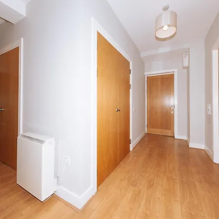 Apartment Bright 2bd Flat With Private Balcony - *