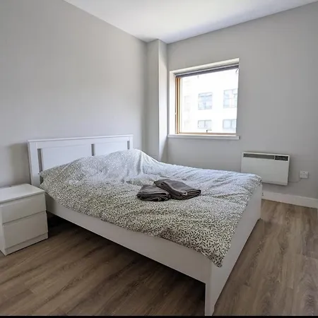 Bright 2bd Flat With Private Balcony - Apartment *