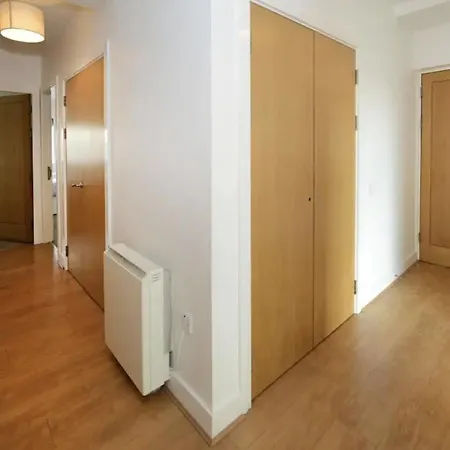 Bright 2bd Flat With Private Balcony - Apartment
