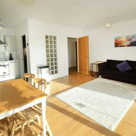 Apartment Bright 2bd Flat With Private Balcony -