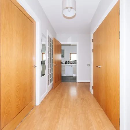 Bright 2bd Flat With Private Balcony - Apartment *