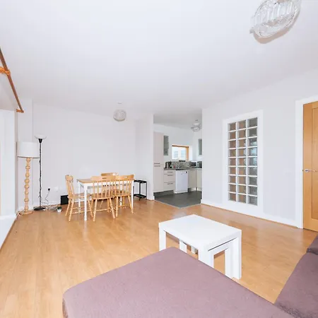 Apartment Bright 2bd Flat With Private Balcony - *