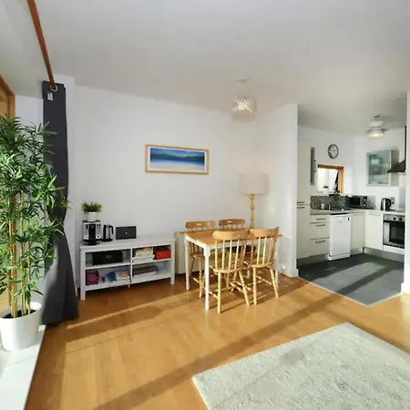Bright 2bd Flat With Private Balcony - Apartment Dublin