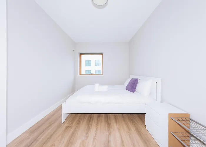 Bright 2bd Flat With Private Balcony -