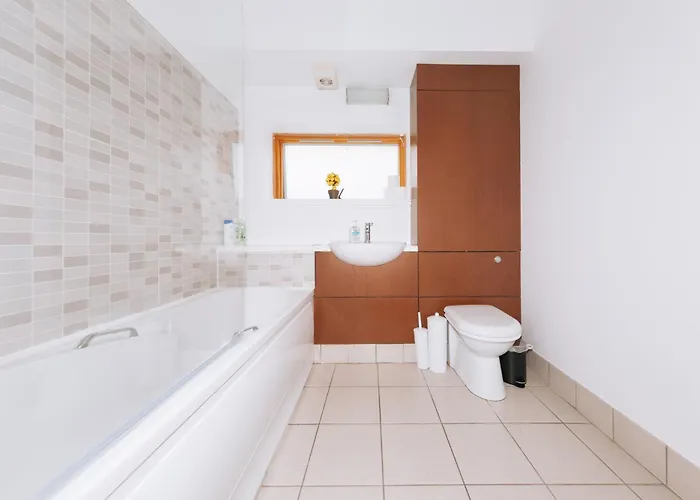 Bright 2bd Flat With Private Balcony - * Dublin