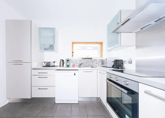 Bright 2bd Flat With Private Balcony - Lejlighed