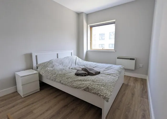 Bright 2bd Flat With Private Balcony - Lejlighed *